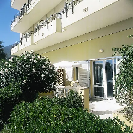 Ξενοδοχείο με διαμερίσματα Sole 4*