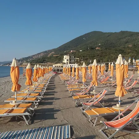 Ξενοδοχείο με διαμερίσματα Sole Αλμπένγκα